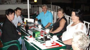 Familjen Klang reste till Teneriffa men fick inte äta i hotellrestaurangen. Från vänster sonen Kristoffer Klang, hotelldirektör Benito Socas, Stefan Klang, Anneli Klang, dottern Madelene Klang och Annelis mamma Elisabet Larsson (med ryggen mot kameran). 